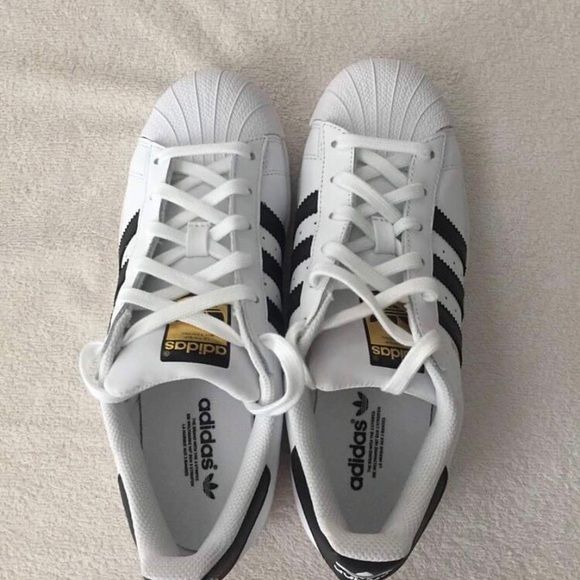 🌟 Superstar Adidas Shoes - Picture 3 of 5